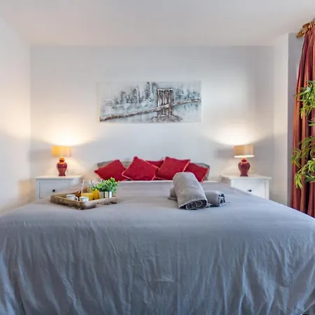 Super Exclusive With Free Parking Apartment *